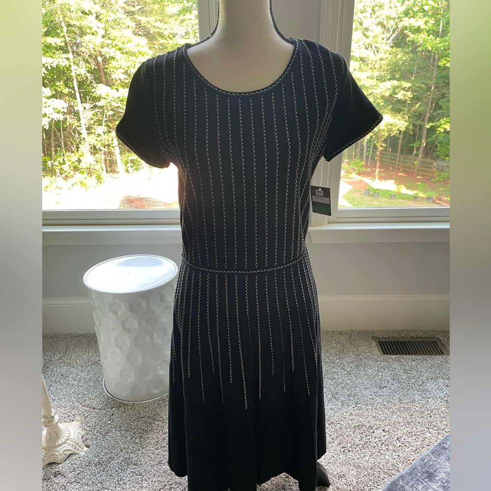 Taylor Dress Woman’s in SZ L NWT color is Blk/Gold Knit
